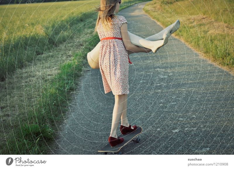 pause ist beendet ... Natur Außenaufnahme Sommer Wärme Wege & Pfade Gras Kind Mädchen Skateboarding fahren Kleid Schaufensterpuppe Beine Unterleib heben tragen