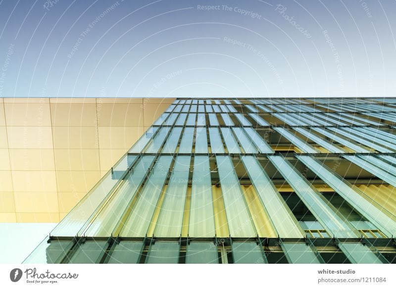 Aufstrebend Hochhaus modern Froschperspektive Bauwerk Architektur Glasscheibe Glasfassade Fassade Stadt Glasbau graphisch Linie Linientreue Perspektive Reichtum
