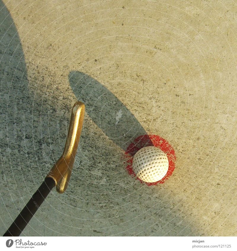 Golfkomet Golfball graphisch rot weiß braun Golfschläger Minigolf niedlich Sommer Abschlag Komet Ball Kugel rund Quadrat dreckig alt Familienausflug verlieren