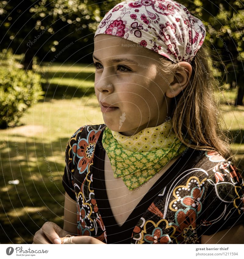 Buntes Kind im Sommer Mensch feminin Mädchen Schwester Kindheit Jugendliche Kopf Haare & Frisuren Gesicht 1 8-13 Jahre Mode Bekleidung Kleid Schal Kopftuch