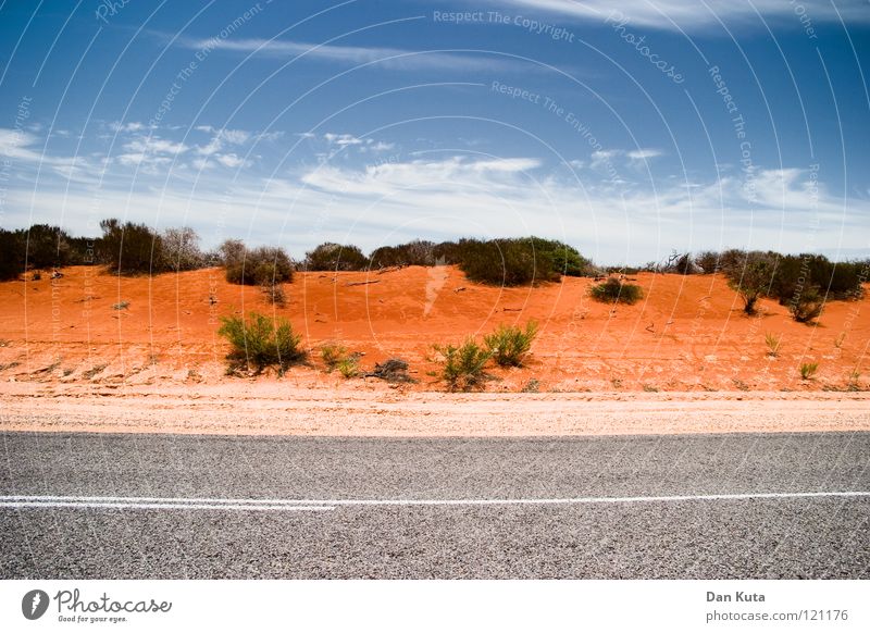 Himmel und Sand aus tralien Australien Outback heiß Physik rot braun grau Asphalt transpirieren Landweg fahren Wolken Monkey Mia Sträucher Mittelstreifen