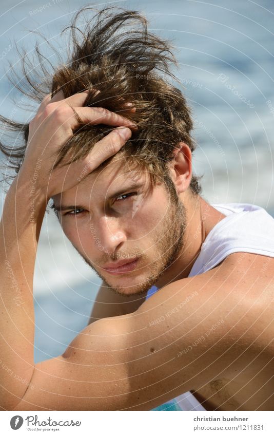 ein strand portrait Haare & Frisuren Sommer Sommerurlaub Sonne Sonnenbad Strand Meer Junger Mann Jugendliche 1 Mensch 18-30 Jahre Erwachsene Schönes Wetter