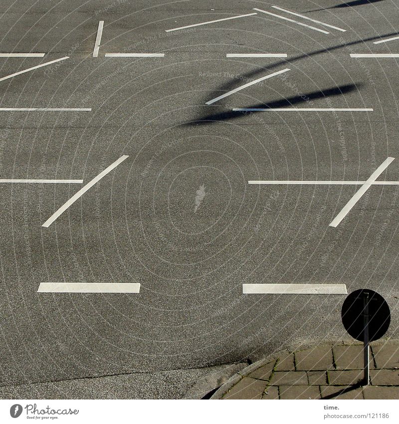 Verschnaufpause Linie Bürgersteig Asphalt grau Straßenrand parallel synchron Verkehrswege Vergänglichkeit Mischung Farbe schuldig Lampenschatten frei