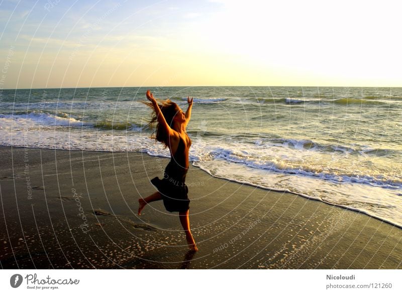 lebensfreude pur Strand Meer Sonnenuntergang Wellen springen Freude Wasser Leben Tanzen