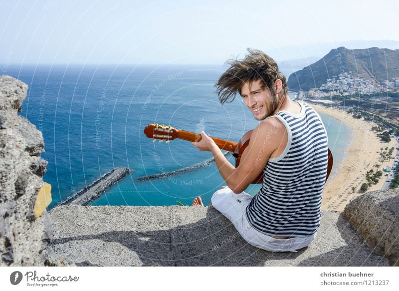 die gitarre und das meer Freude Sommer Sommerurlaub Sonne Strand Meer Insel Junger Mann Jugendliche 1 Mensch 18-30 Jahre Erwachsene Musiker Gitarre lachen