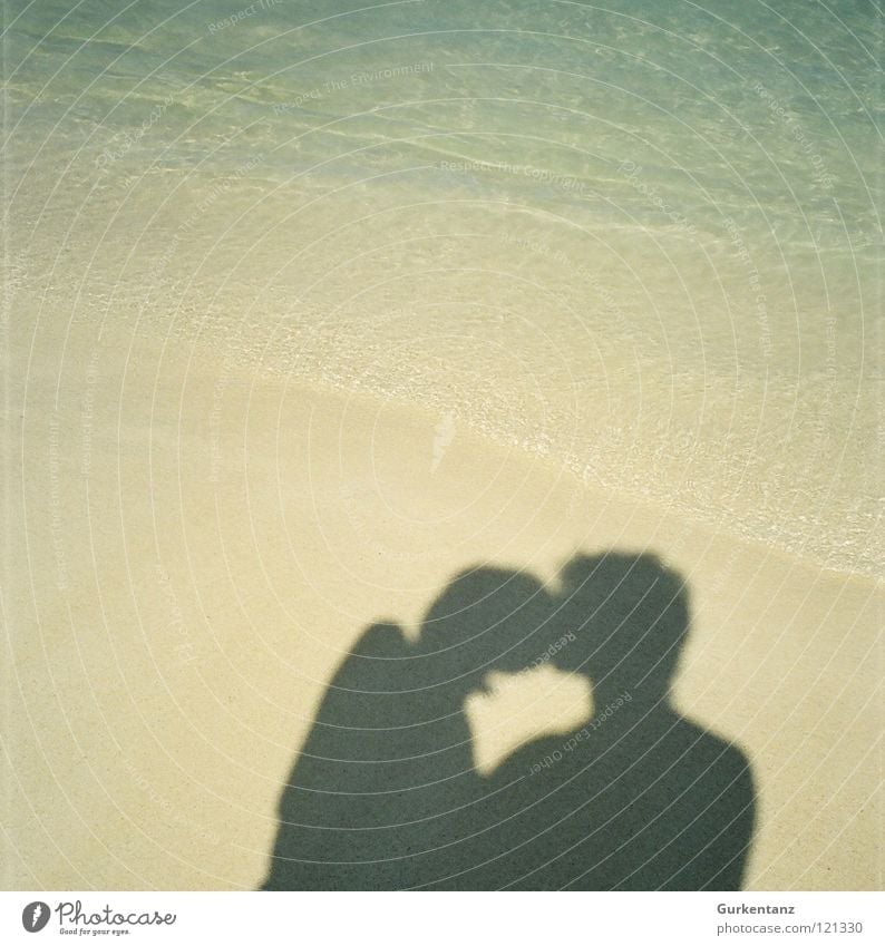 Strandliebe Meer Küssen Liebe Küste Schatten Sand Paar Kuba paarweise Liebespaar Zusammensein Partnerschaft Vertrauen Zuneigung harmonisch Glück zusammengehörig
