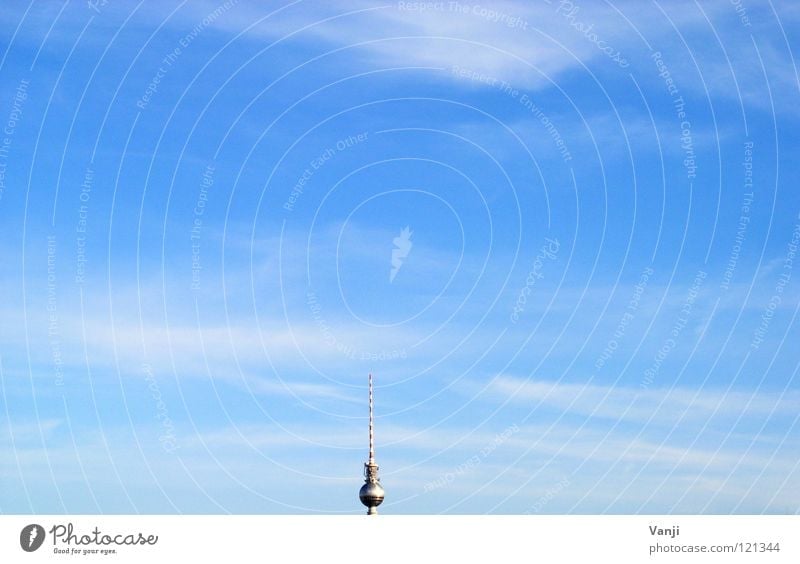 Mittendrin Wahrzeichen Luft Wolken sehr wenige minimalistisch Spritze Sender Suche Denkmal Berlin Himmel Berliner Fernsehturm Turm blau ausschau halten