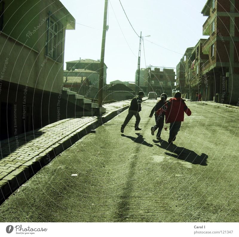 verstecken spielen Spielen Strommast Haus Stadtteil Mitarbeiter Freundschaft springen Türkei Istanbul laufen gehen Stadtkind Beton Bürgersteig Wand