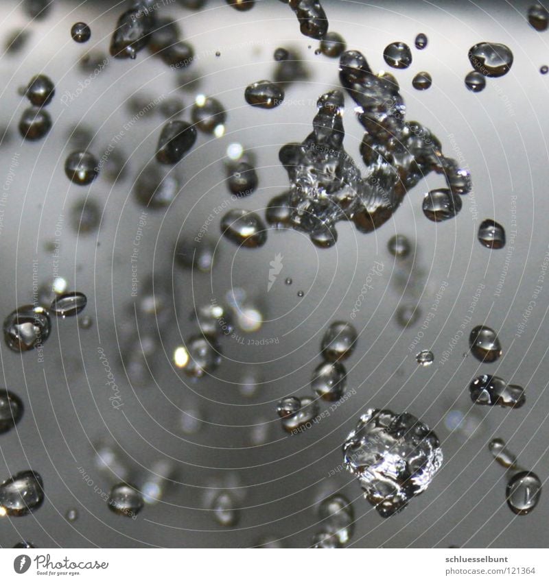 Drops II steigend Flüssigkeit Regen Makroaufnahme Nahaufnahme Wasser Wassertropfen blasen molekular Kristal Dynamik abfallend Raum