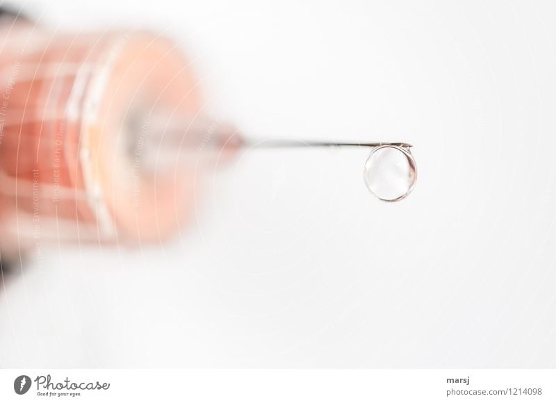Impfspritze mit spitzer Nadel und Impfstoff Gesundheit Behandlung Medikament Tropfen Insulin Therapie Leben hängen Insulintherapie rund Spritze Kanüle