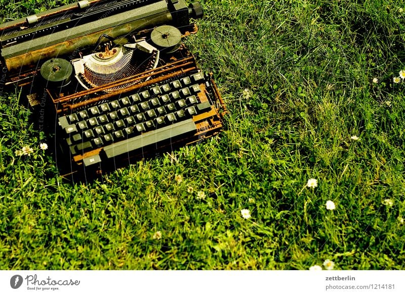 Schreibmaschine Bildung Buchstaben Büro feinmechanik Gras Information kaputt Kommunizieren Lateinisches Alphabet lesen Schriftstück Medien schreiben