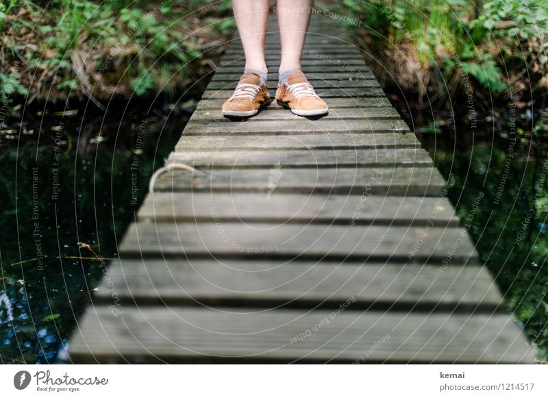 Spreedorado | Auf Brücken stehen Mensch maskulin Leben Beine Unterschenkel 1 Umwelt Natur Schuhe Holz Holzbrücke Farbfoto Gedeckte Farben Außenaufnahme Tag