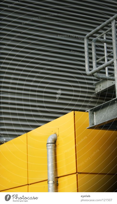 Architektonisch-depressive Rosenmontags-Interaktion Blech gelb Wand Wellblech grau schwarz Gebäude Stahl Quadrat Haus Abwasser Regenwasser urinieren Sicherheit