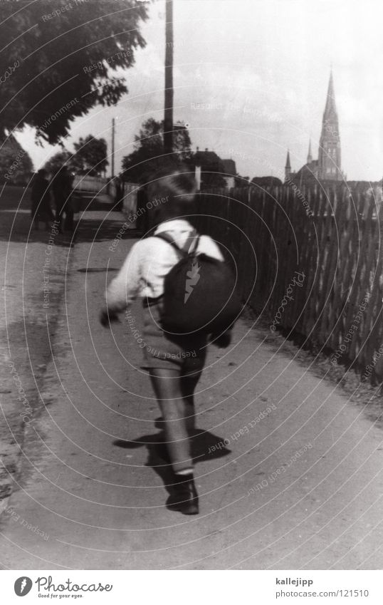 es war einmal... Vergangenheit Ereignisse Erinnerung Fotografie Rucksack wandern klein Schlei Zaun Krieg 2. Weltkrieg Flüchtlinge Ausflug antik Erbe Hose Sommer