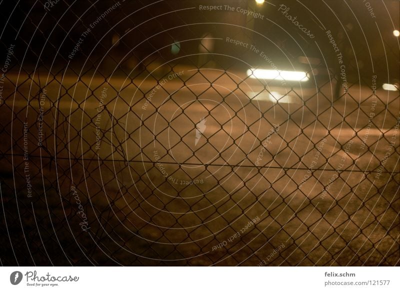 In die Falle geraten Zaun Nacht Gitter Barriere gefangen dunkel Fahrzeug gefährlich Kreisel Verkehr Maschendrahtzaun geheimnisvoll Verkehrswege