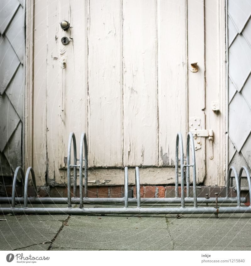 Fehl am Platz Lifestyle Menschenleer Hütte Fassade Tür Fahrradständer Holztür Metall alt außergewöhnlich blockieren davor stehen dumm deplatziert geschlossen