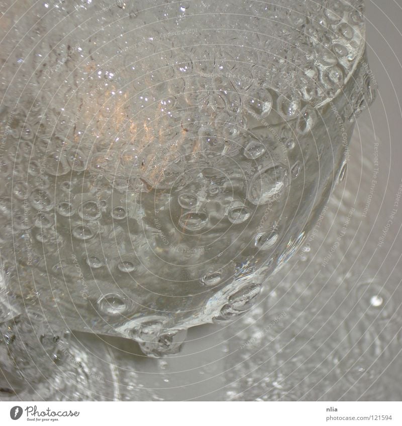 wasser(glas) nass Flüssigkeit feucht Wasser Glas blasen graum weiß trist