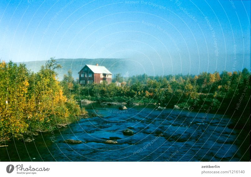 Norwegen (1) Skandinavien Landschaft Norden nordisch Fluss Küste Flussufer Wasser Nebel Dunst Haus Wohnhaus Einsamkeit ruhig Ferien & Urlaub & Reisen Tourismus