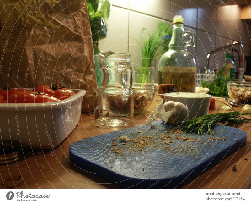 vorm Kochen kochen & garen Basilikum Schnittlauch Brotkrümel Olivenöl Tomate Knoblauch Vorbereitung