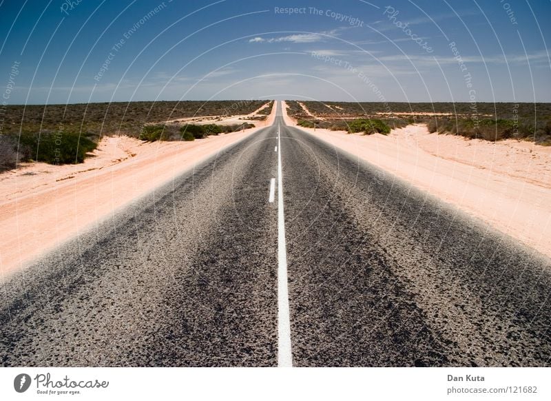 Gerade. Aus. Tralien. Australien Outback heiß Physik rot braun grau Asphalt geradeaus transpirieren Landweg fahren Wolken Monkey Mia Sträucher Mittelstreifen