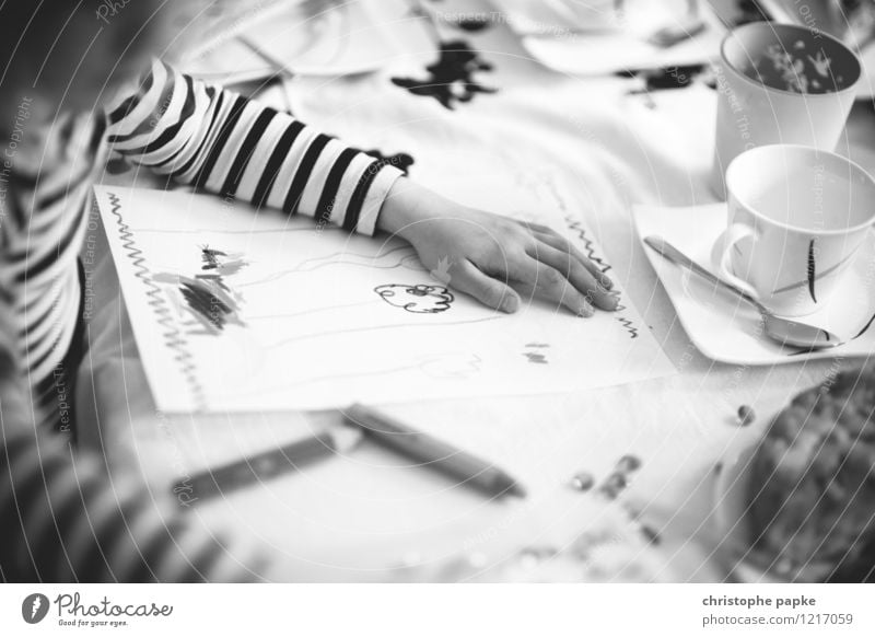 Künstlerin Freizeit & Hobby Basteln malen Kind Kleinkind Mädchen 1 Mensch zeichnen Freude Inspiration Kunst Farbstift Tasse Streifenpullover Hand