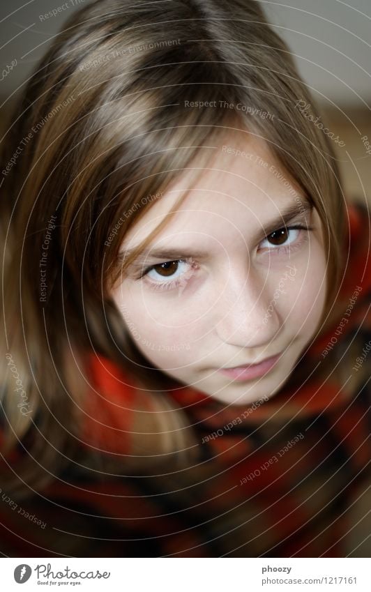 Aufblick Haare & Frisuren Gesicht feminin Mädchen Kopf Auge 1 Mensch 8-13 Jahre Kind Kindheit beobachten frieren hocken ästhetisch authentisch Zufriedenheit