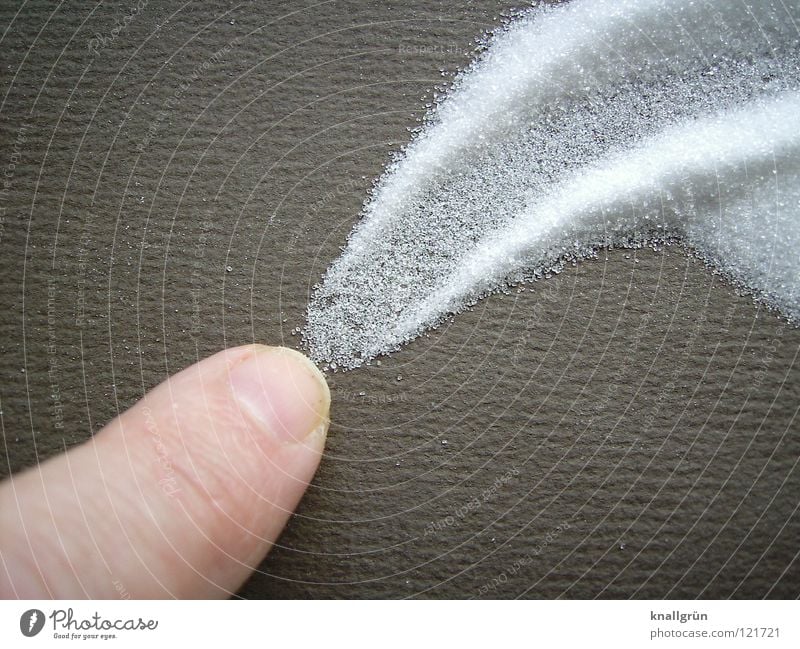 White Line Zucker weiß Korn Finger Fingernagel Spuren braun Süßwaren Kristallstrukturen Linie