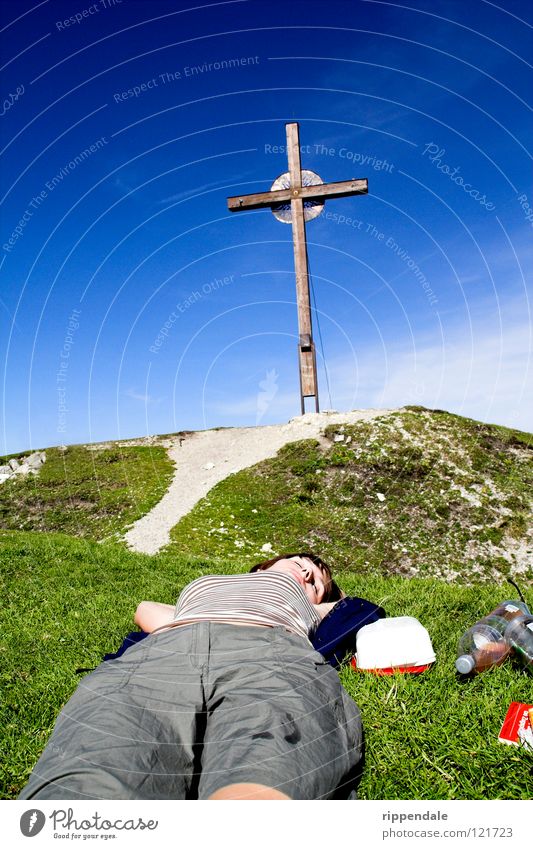 ganz oben entspannt Gipfel Gipfelkreuz Erholung Bayern schlafen Bergsteigen ruhig Sommer Physik Berge u. Gebirge Rücken Zufriedenheit Natur Blauer Himmel liegen