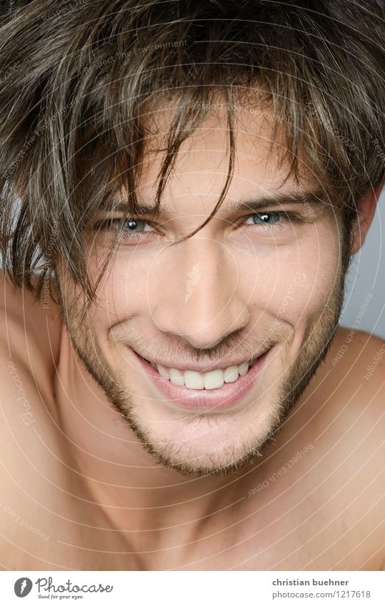 killer smile Glück schön Körperpflege Gesicht Kosmetik Parfum Junger Mann Jugendliche 18-30 Jahre Erwachsene Lächeln lachen Blick authentisch Erotik