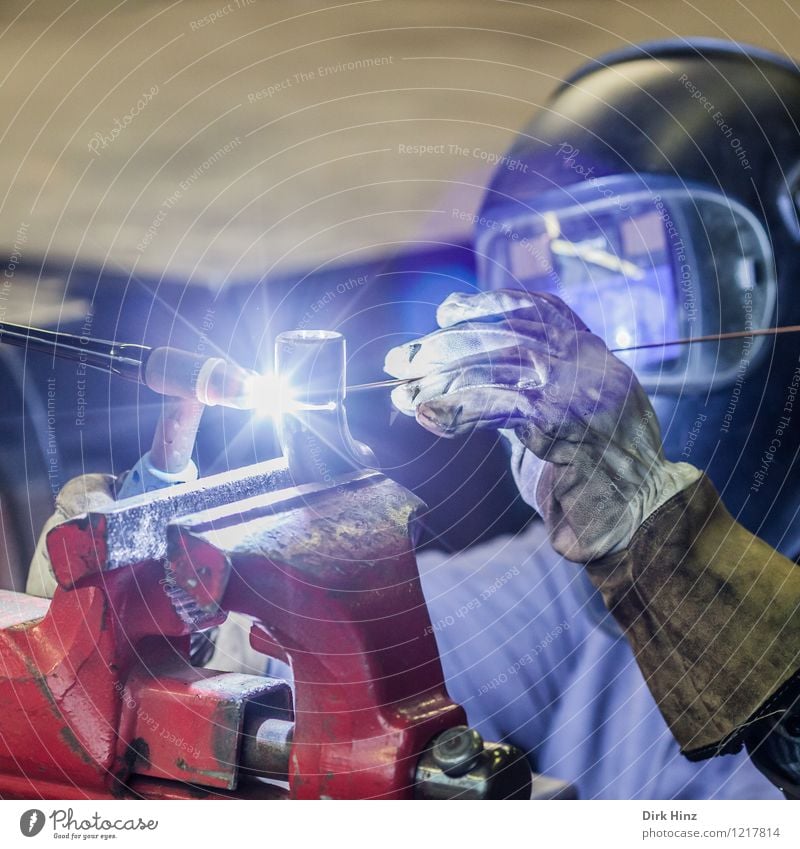 Schweißer I Arbeit & Erwerbstätigkeit Beruf Handwerker Industrie Unternehmen Werkzeug Maschine Technik & Technologie Metall blau rot Blitze Schweißermaske