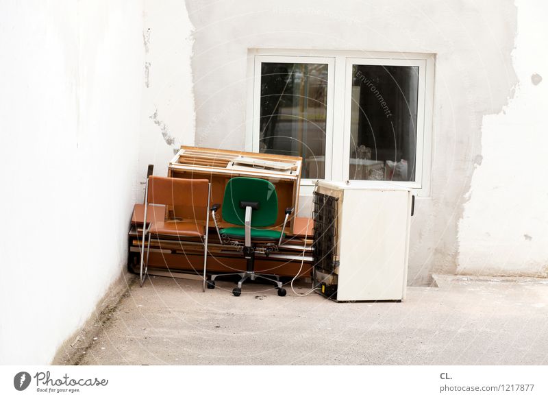 sperrmüll Möbel Stuhl Mauer Wand Fenster Müll alt Verfall Farbfoto Außenaufnahme Menschenleer Tag