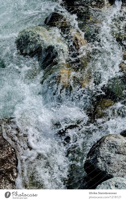 Lebensquell Umwelt Natur Wasser Sommer Alpen Flussufer Wasserfall Bewegung eckig Flüssigkeit kalt nass natürlich Sauberkeit Geschwindigkeit Kraft nachhaltig