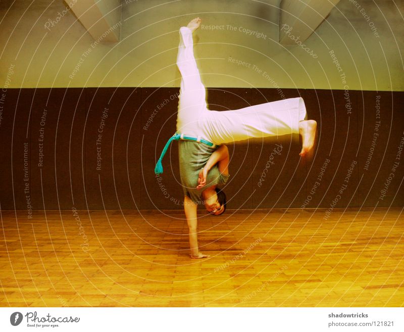 Balance Zufriedenheit Schwerkraft Akrobatik Frau Schulsport Handstand Radschlagen Erholung ruhig Capoeira Brasilien Mensch Sport Turnen urnhalle Relaxing