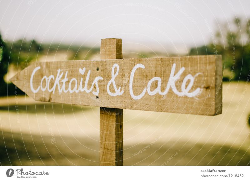 Follow me. Kuchen Süßwaren Ernährung Getränk Alkohol Longdrink Cocktail Feste & Feiern Hochzeit Holz Zeichen Schilder & Markierungen Hinweisschild Warnschild