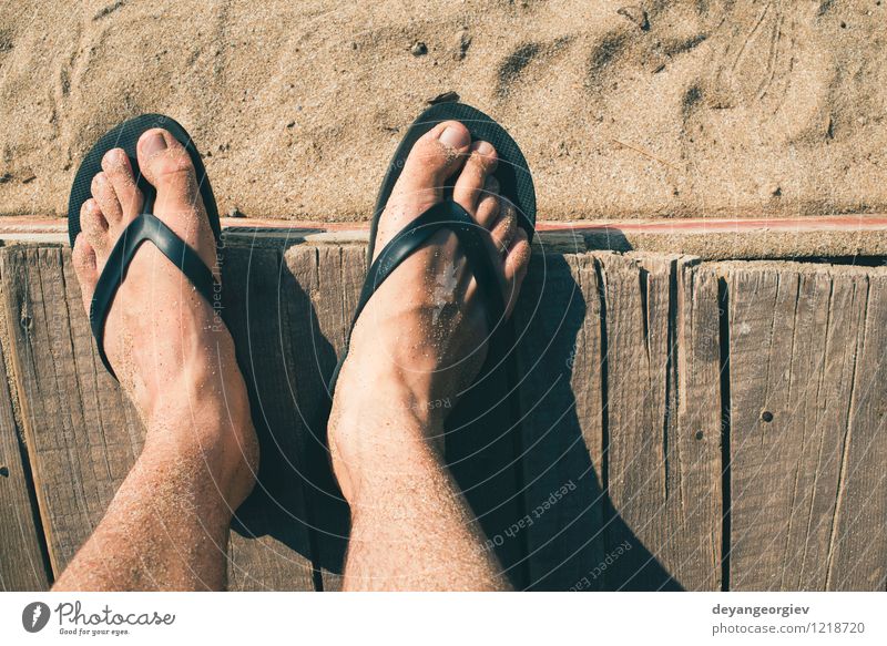 Fuß in Riemen Freude Erholung Freizeit & Hobby Ferien & Urlaub & Reisen Sommer Strand Meer Wellen Mann Erwachsene Sand Schuhe Hausschuhe blau rot weiß Flip
