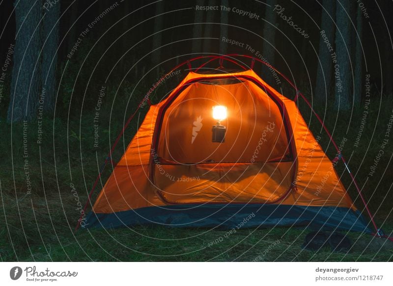 Orange Zelt im Wald nachts Freizeit & Hobby Ferien & Urlaub & Reisen Tourismus Abenteuer Camping Sommer Berge u. Gebirge wandern Lampe Natur Landschaft Wetter
