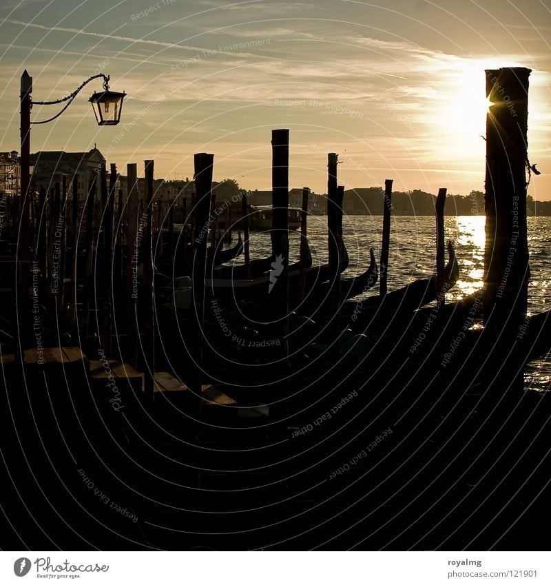 morgenluft Steg Venedig Lampe Sonnenaufgang Sonnenuntergang dunkel Meer Wasserfahrzeug Romantik ruhig Morgen Dämmerung historisch Hafen Küste hell Kontrast