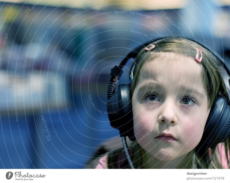 Märchenwelt Kind Mädchen Kopfhörer Hörspiel Klang HiFi hören Gehörsinn laut Lautstärke ruhig Rückzug Konzentration Information akustisch privat Privatsphäre
