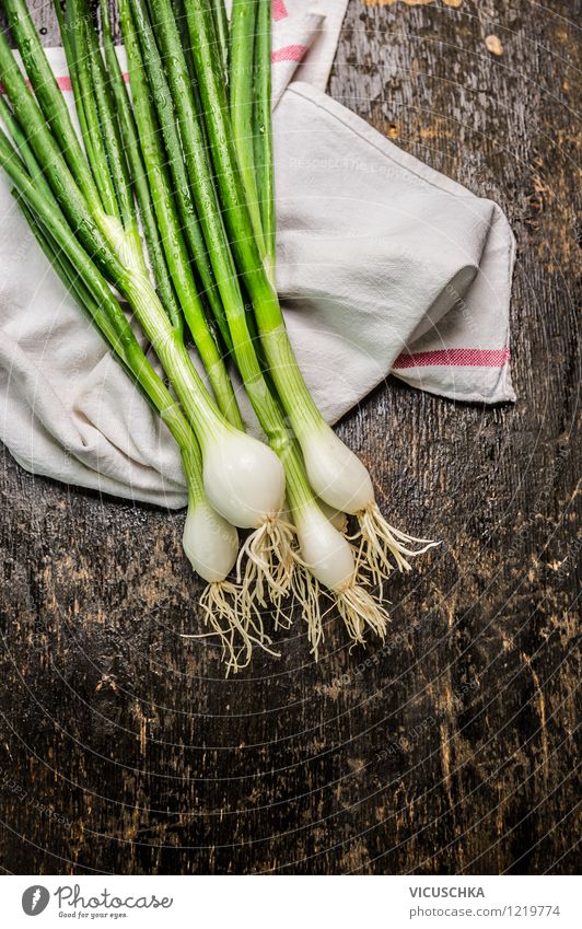 Frische Frühlingszwiebeln auf dunklem Holztisch Lebensmittel Gemüse Kräuter & Gewürze Ernährung Bioprodukte Vegetarische Ernährung Diät Stil Design