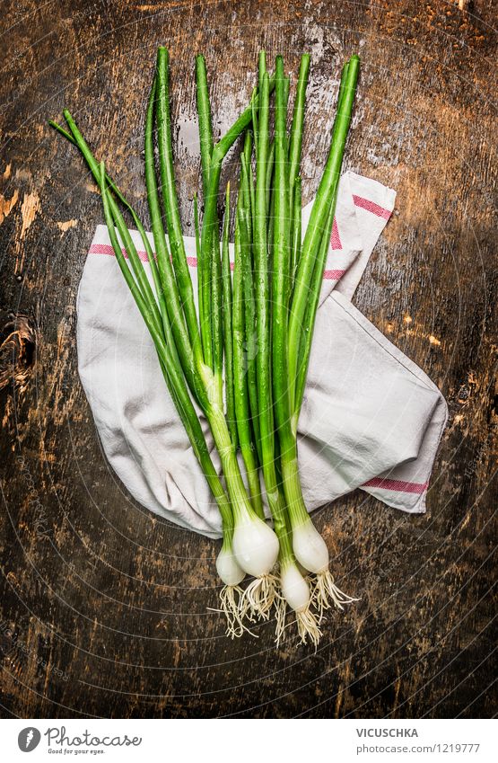 Frühlingszwiebel auf rustikalem Holztisch Lebensmittel Gemüse Kräuter & Gewürze Ernährung Bioprodukte Vegetarische Ernährung Diät Stil Design Gesunde Ernährung