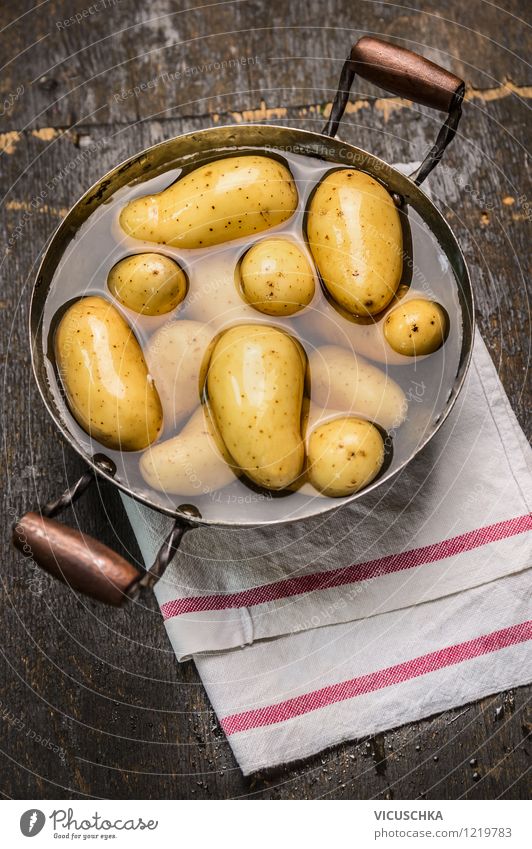 Junge Kartoffeln kochen Lebensmittel Gemüse Ernährung Mittagessen Abendessen Festessen Bioprodukte Vegetarische Ernährung Diät Topf Stil Design