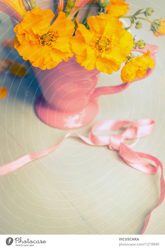 Gelbe Gartenblumen in der Tasse mit Schleife Stil Design Leben Sommer Haus Innenarchitektur Dekoration & Verzierung Muttertag Geburtstag Natur Pflanze Blume