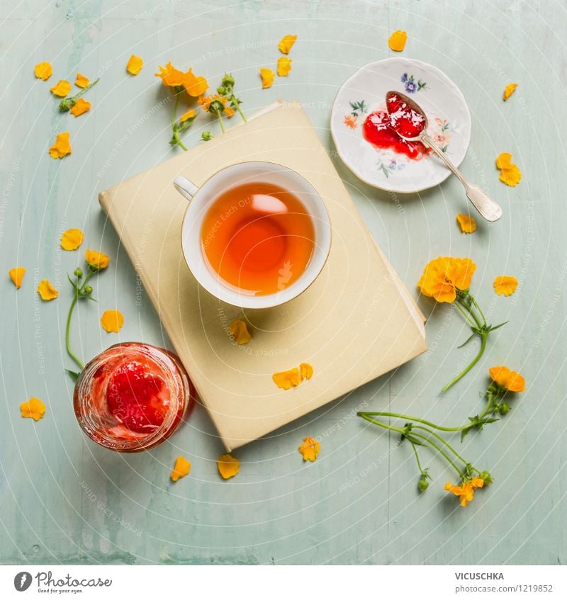 Sommer Frühstück mit Tee und Marmelade Lebensmittel Ernährung Getränk Teller Tasse Glas Löffel Lifestyle Stil Design Traumhaus Garten Dekoration & Verzierung