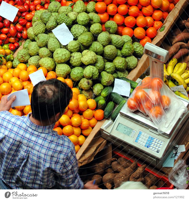 Darfs's ein bisschen mehr sein? Madeira Funchal Markthalle Mann Waage wiegen verkaufen Ware Auswahl Hemd kariert rot grün gelb Gesundheit Dienstleistungsgewerbe