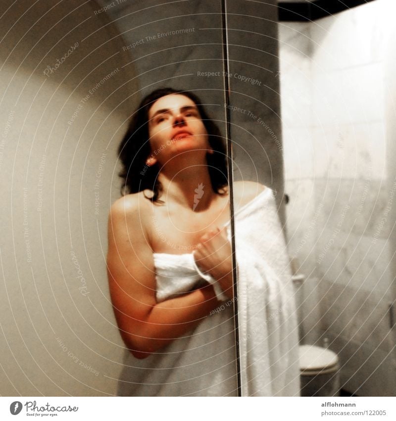 BATHROOM Frau Morgen Bad Badetuch Körperpflege Haare & Frisuren Wellness Handtuch nackt aufwachen Unschärfe kalt schön Dusche (Installation) Fliesen u. Kacheln