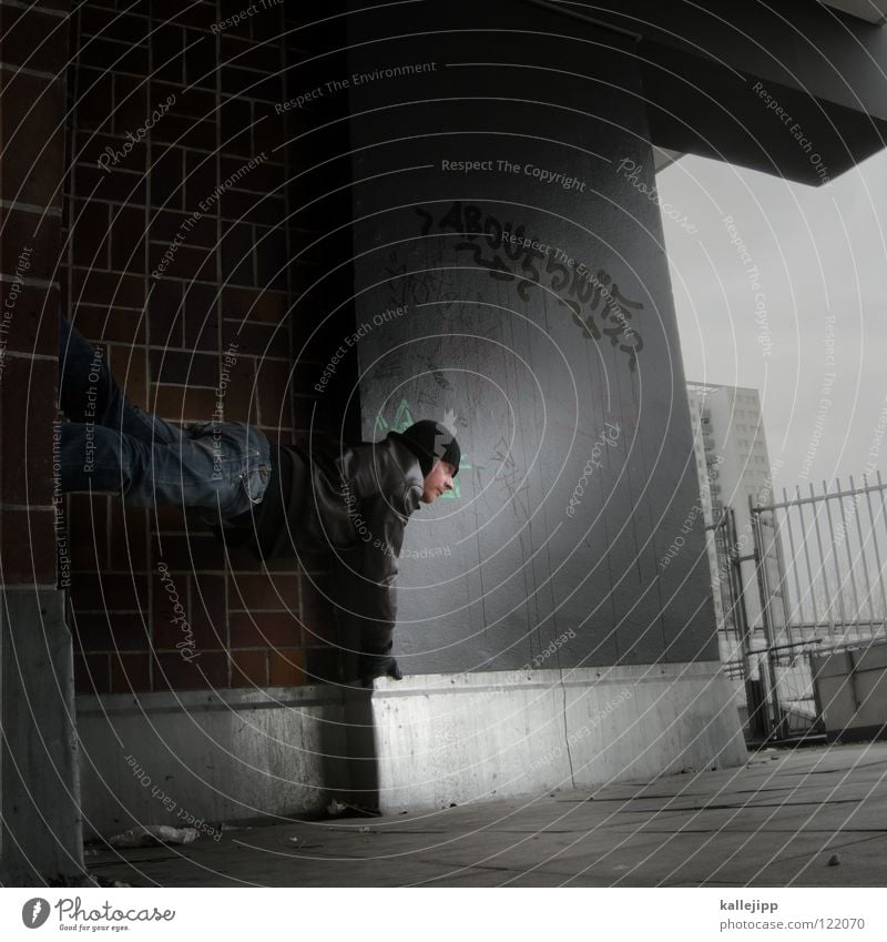 08_ air berlin Mann Silhouette Dieb Krimineller Ausbruch Flucht umfallen Fenster Parkhaus Geometrie Gegenlicht Jacke Mantel Mütze Athlet Thriller Ägypter