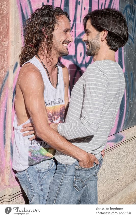 mann ohh mann maskulin Homosexualität Paar 2 Mensch 18-30 Jahre Jugendliche Erwachsene berühren genießen Lächeln lachen Liebe Blick Glück Erotik