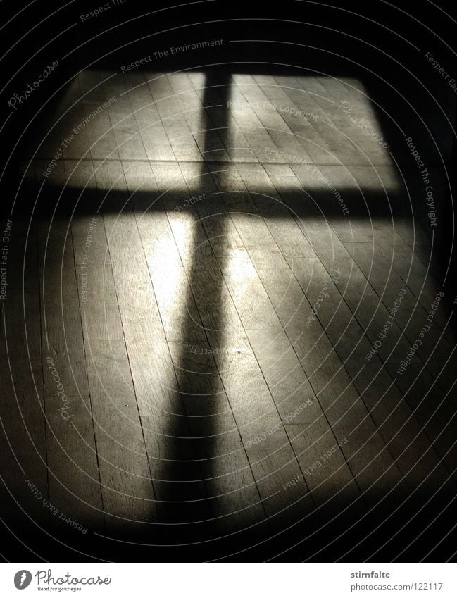 Kreuz Fensterkreuz Schatten Licht dunkel Holzfußboden Religion & Glaube Christliches Kreuz Bodenbelag Christentum Flüssigkeit Volksglaube Dämmerung Denken ruhig