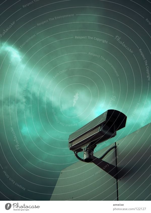 Big Brother is watching you! Überwachung Überwachungskamera Wolken gefährlich Terror dunkel Sonnenstrahlen Privatsphäre Datenschutz Außenaufnahme