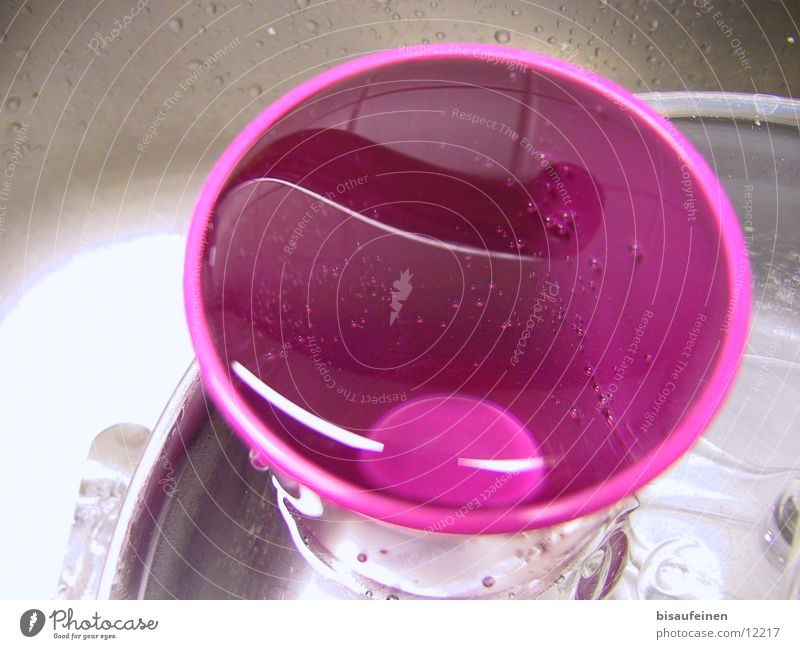 Nach dem Essen... Küchenspüle Becher rosa Reflexion & Spiegelung Topf Oberflächenspannung Geschirrspülen Wasser